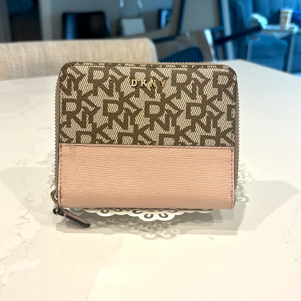 DKNY Wallet - Picture 1 of 5